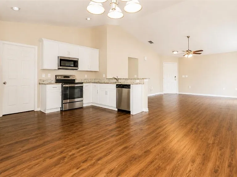 4125 SW 6th Pl — Photo 2