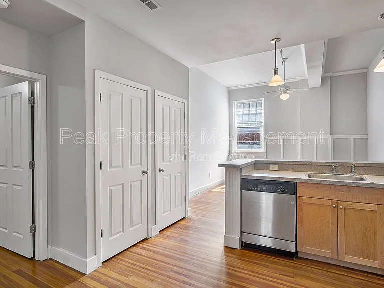 220 E Marshall St #32 — Photo 3
