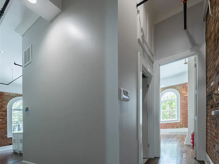 111-201 W Jefferson St #201 — Photo 9