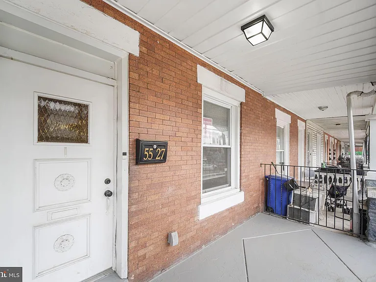 5527 Catharine St — Photo 2
