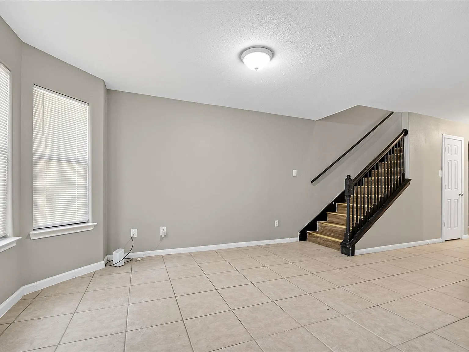 4 bed, 2.0 bath, 1590 sqft, $1,800 — Photo 3