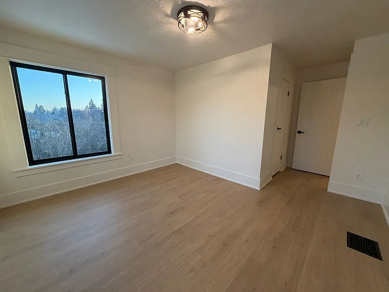 1045 Oakway Rd — Photo 15