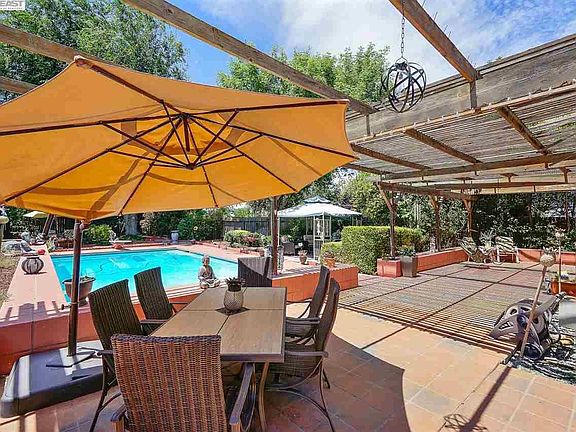 4th image of 1641 Lincoln Blvd