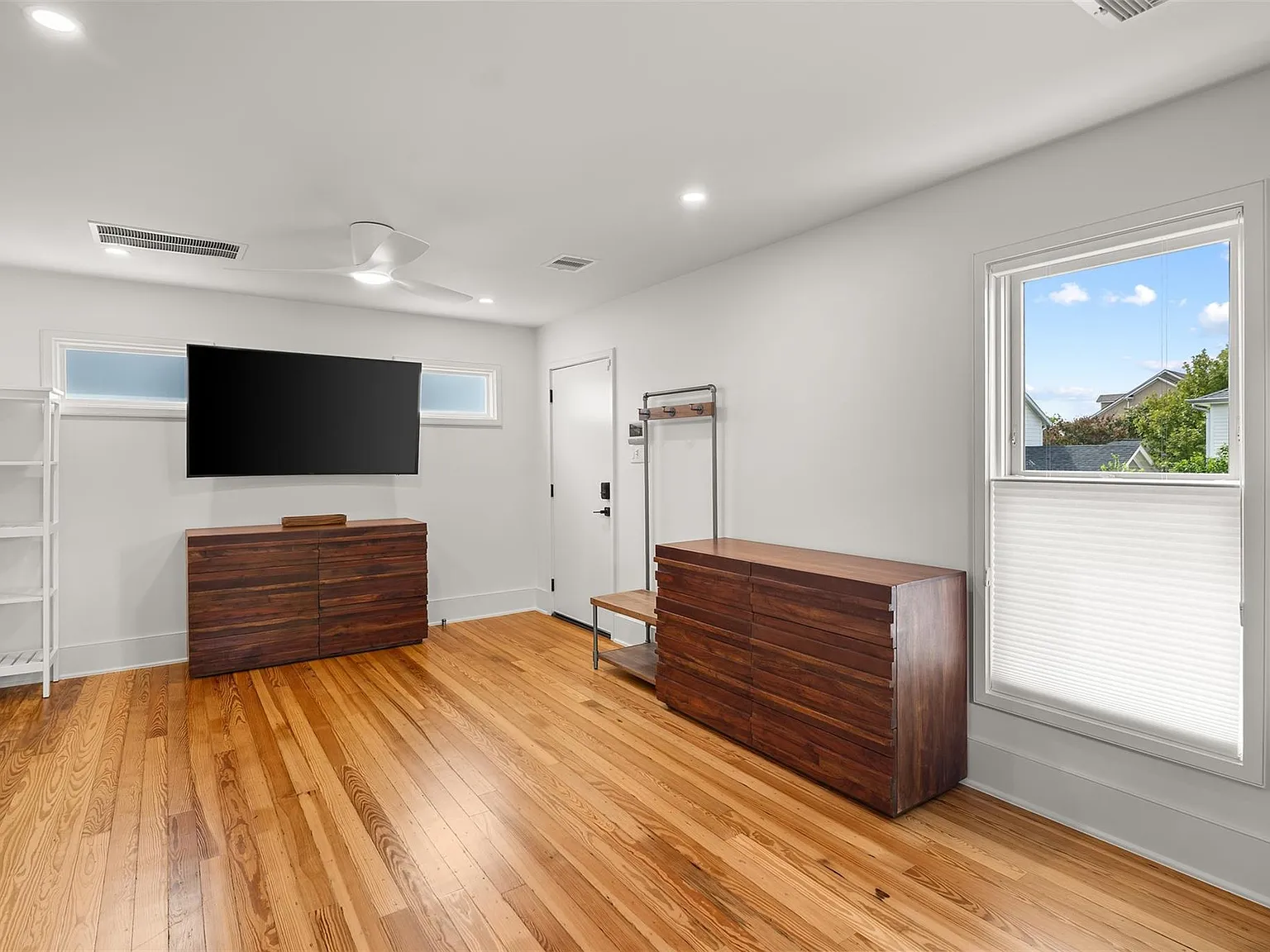 1 bed, 1.0 bath, 528 sqft, $1,900 — Photo 3
