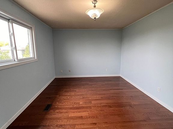 4th image of 202 Billings Cres
