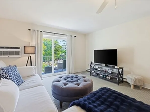 46 Greentree Ln APT 47, Weymouth, MA 02190