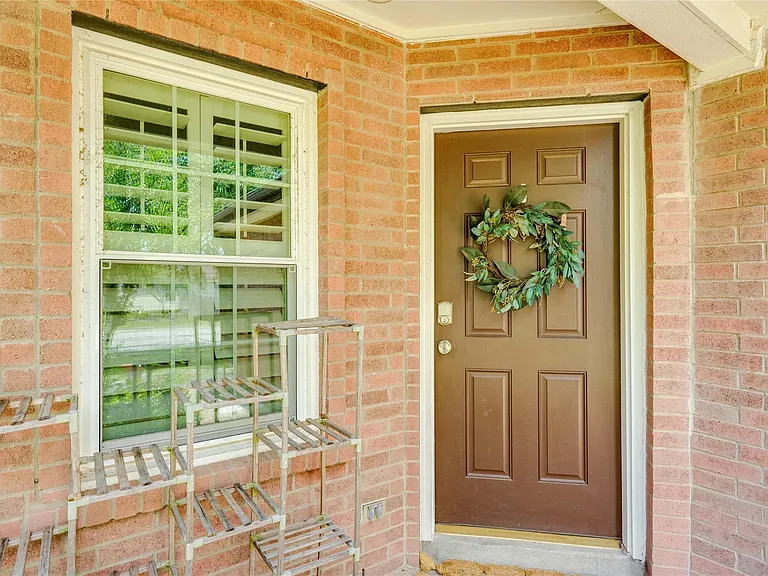 18325 Maxa Dr — Photo 5