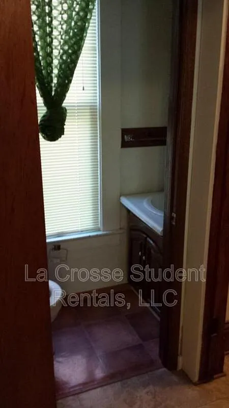 4 bed, 2.0 bath, 2000 sqft, $2,300 — Photo 3