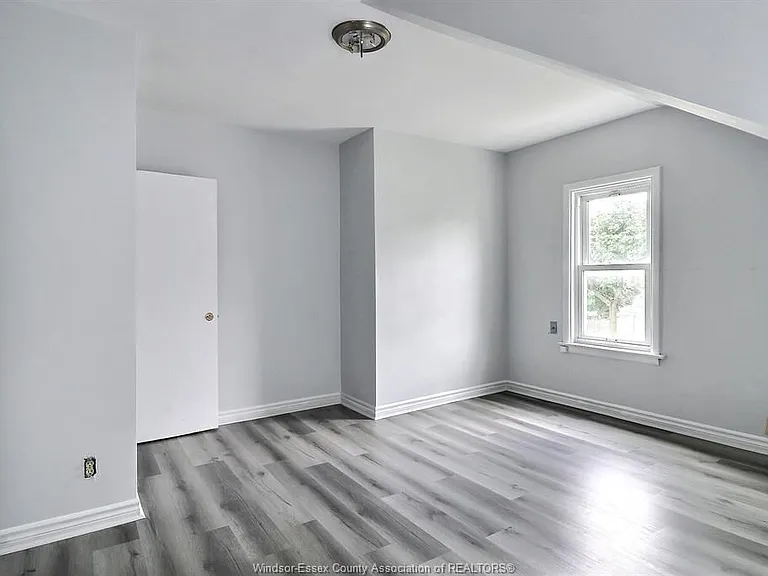 996 Albert Rd — Photo 12