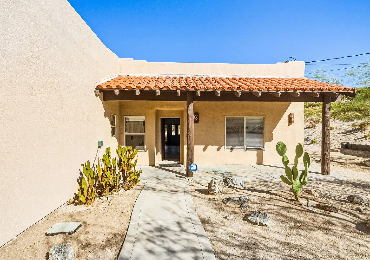 Views and boulders!! 4 bedrooms/2 Bathrooms — Photo 4