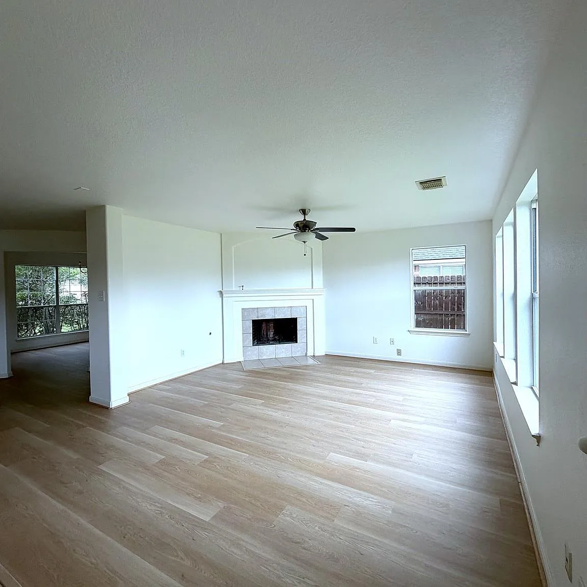 4 bed, 2.5 bath, 2439 sqft, $2,400 — Photo 2