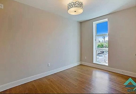 4th image of 261 Evergreen Ave #4C