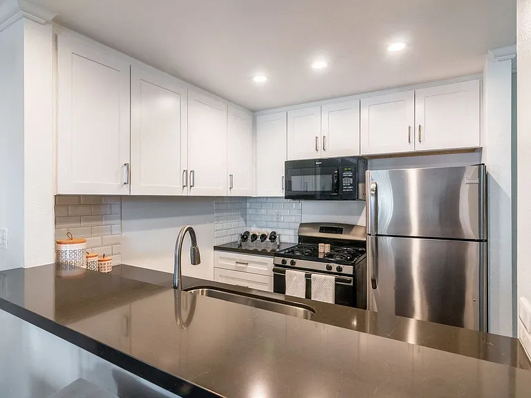 3700 Sepulveda Apartments — Photo 7