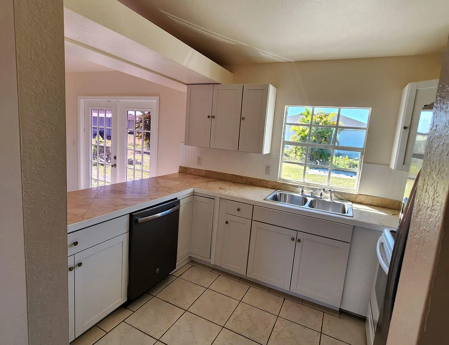 3 bed, 1116 sqft, $2,300 — Photo 3