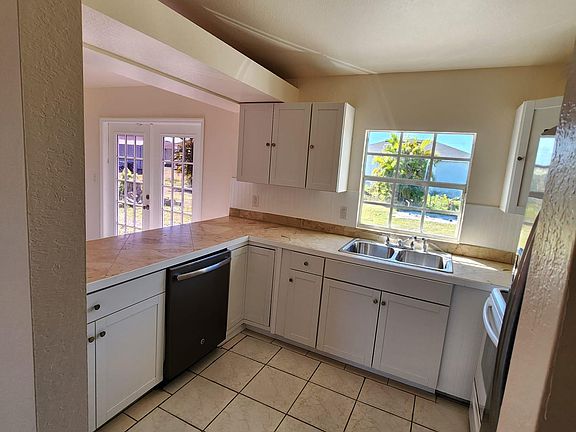 3rd image of 1014 NE 5th Pl