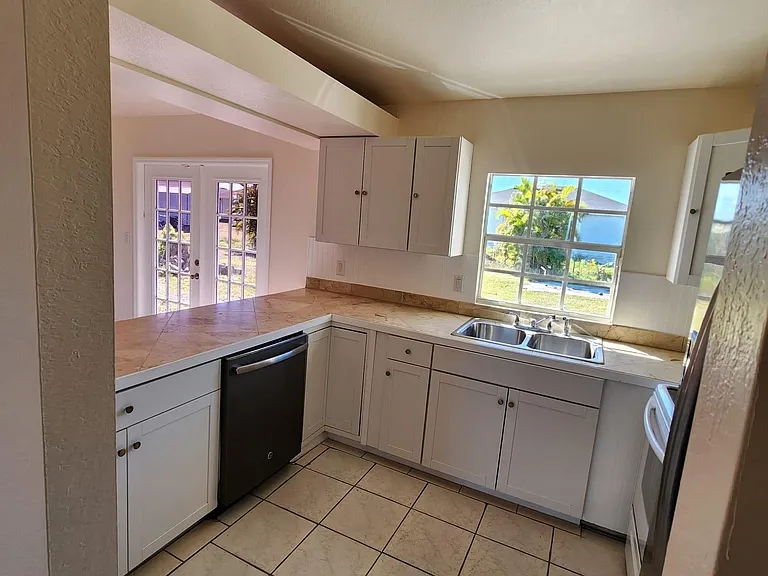 1014 NE 5th Pl — Photo 3