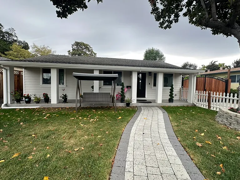 2082 Randolph Dr — Photo 1