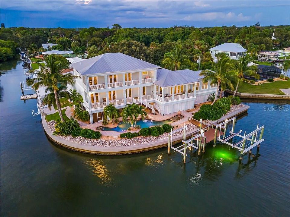 1st image of 300 Magnolia Ave