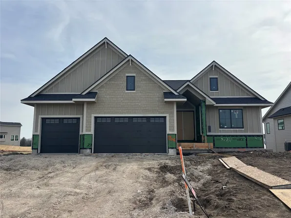 17612 Oakwood Dr, Urbandale, IA 50323
