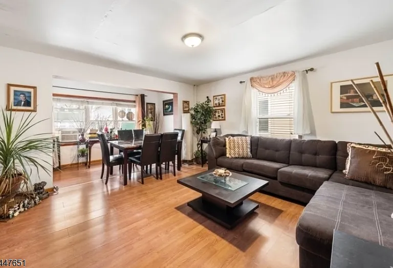 526 Jackson Ave — Photo 2