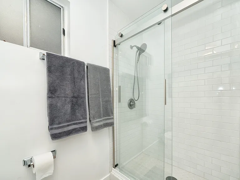 1232 N June St #B — Photo 5