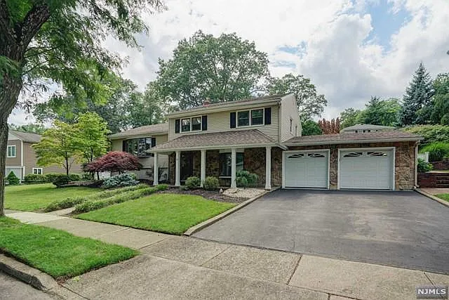 31 Clinton Ln — Photo 2
