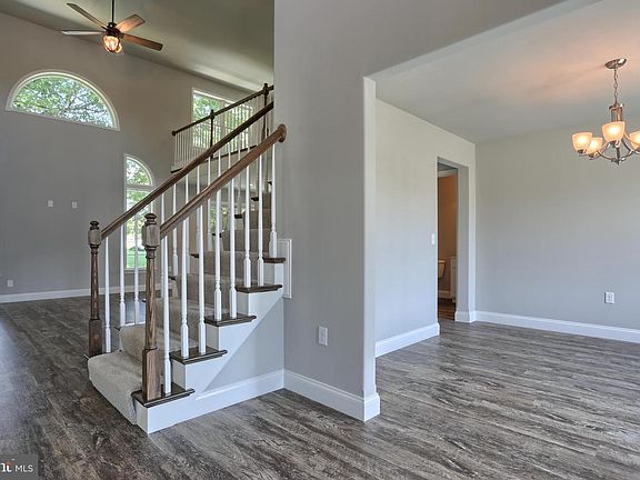 3rd image of 10 Rolling Meadow Rd