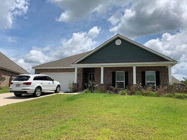 Front view with great curb appeal