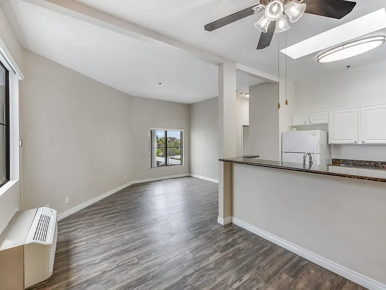 600 Front — Photo 10