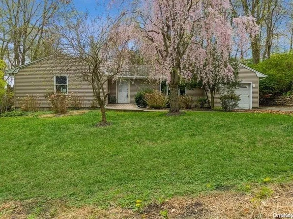 36 Huyler Court, Setauket, NY 11733