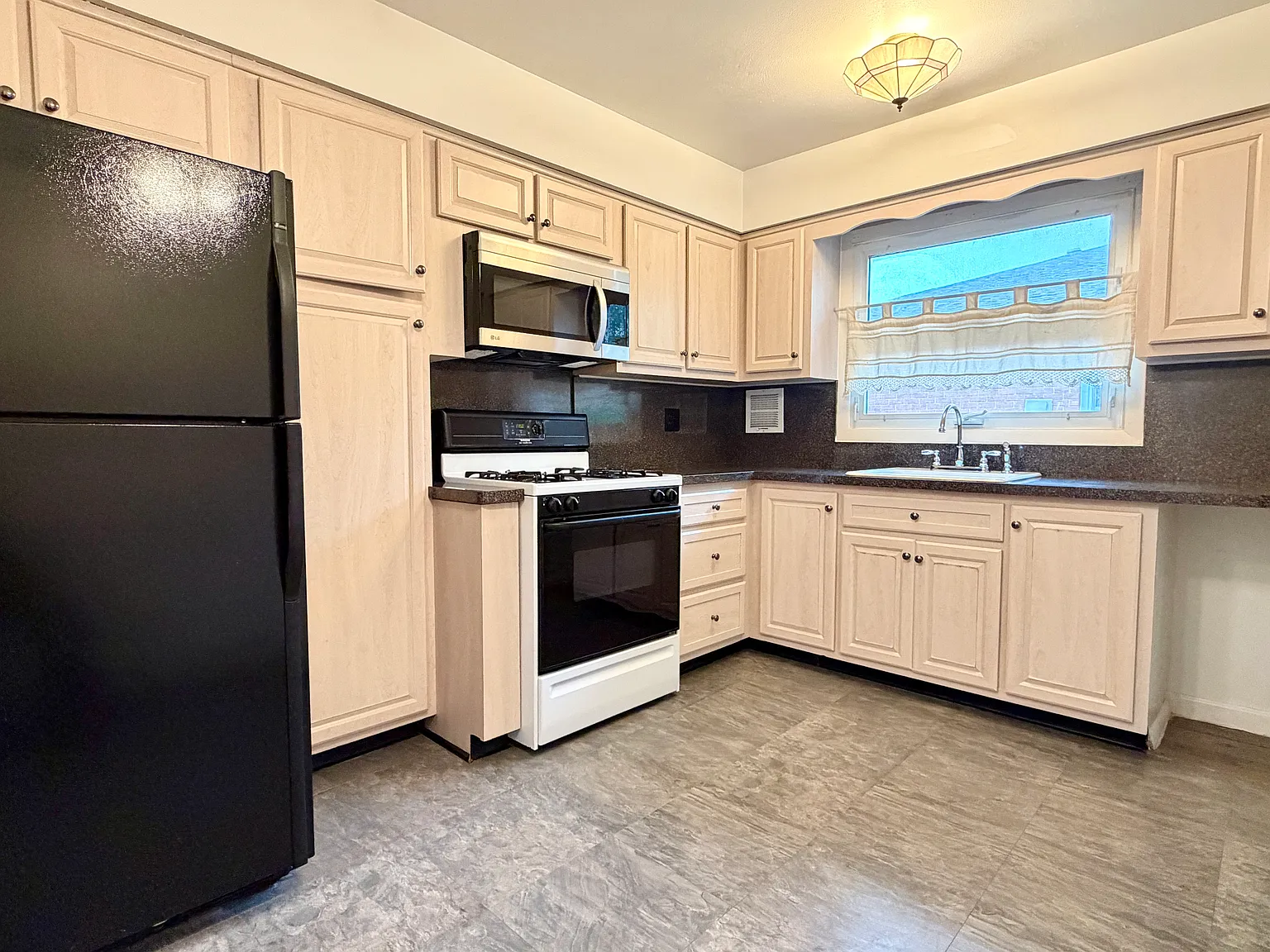2 bed, 912 sqft, $2,300 — Photo 3