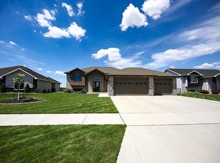1516 Valley Bluffs Dr SE, Minot, ND 58701