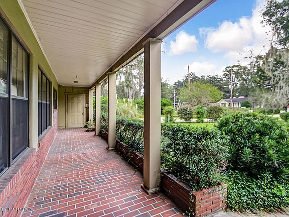LARGE WELCOMING FRONT PORCH