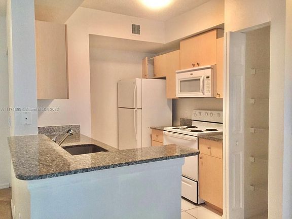 5th image of 2492 Centergate Dr APT 102