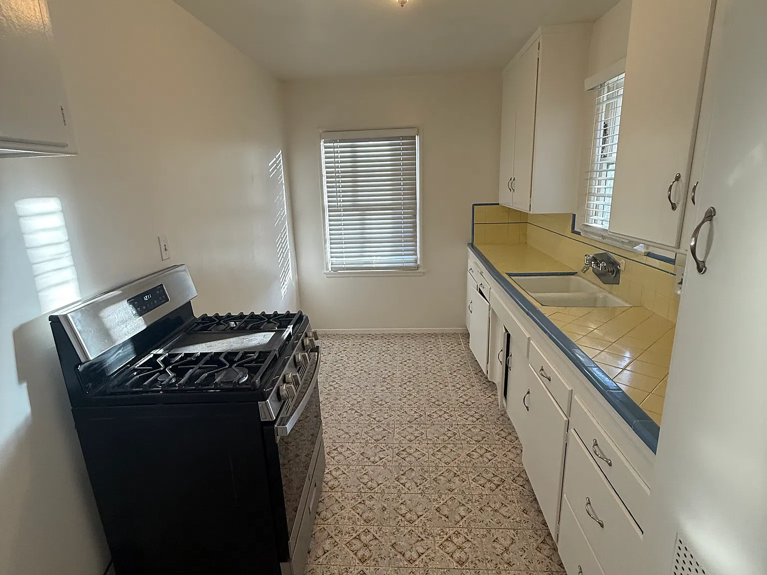 15501 Victory Blvd — Photo 3