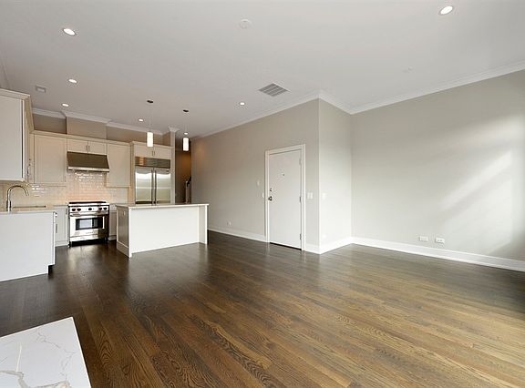 3rd image of 1040 W Diversey Pkwy #3W