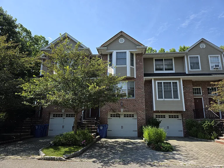 4 James Ln — Photo 1
