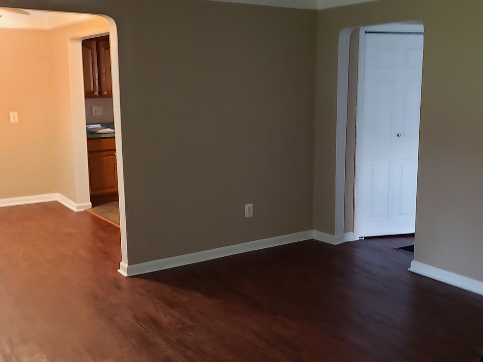 1st image of 811 E Elza Ave