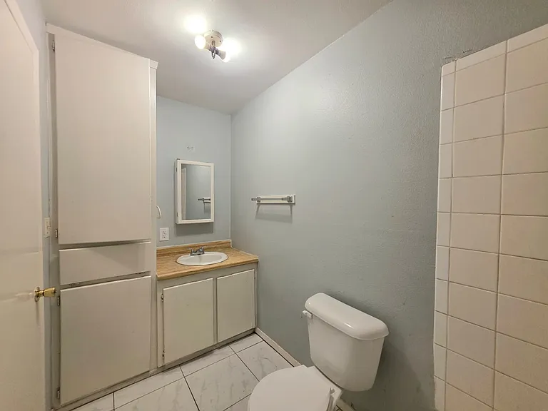 2421 Vine Ave #C — Photo 14
