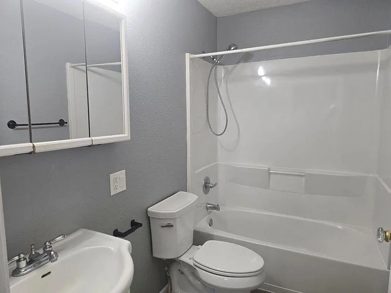 808 W K St — Photo 9