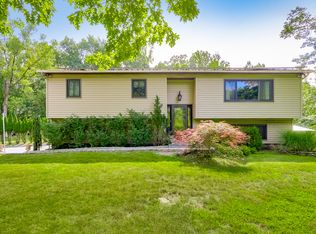 1 Country Club Ln, Airmont, NY 10952