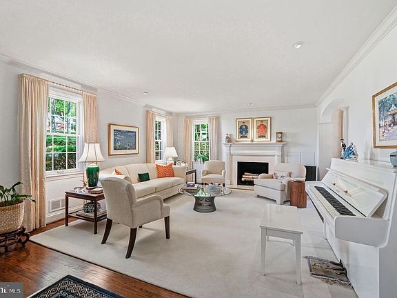 5th image of 388 Castlewood Dr