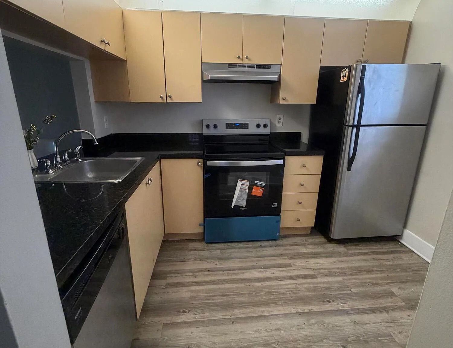 2 bed, 2.0 bath, 914 sqft, $2,100 — Photo 2