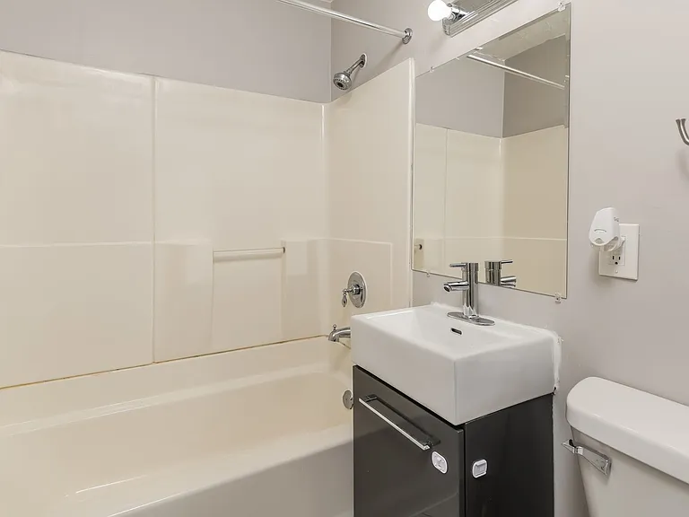 1605413_024_main_bathroom_13438793.jpg