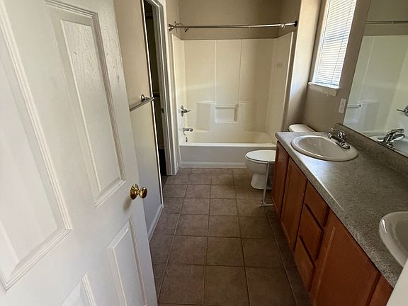 5th image of 246 W Capital Ct