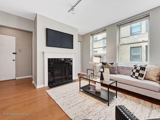 1st image of 626 W Waveland Ave APT 3B