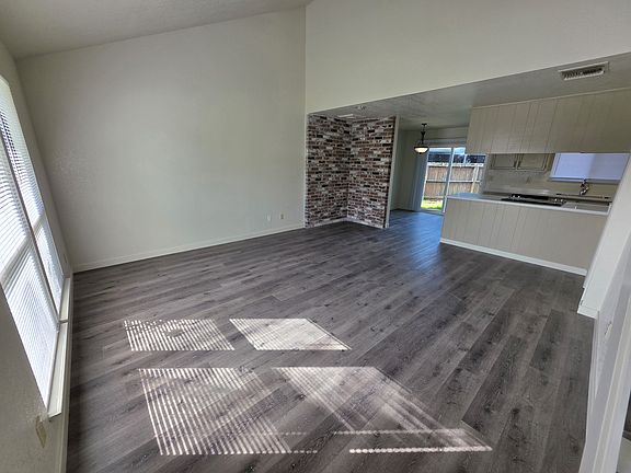 3rd image of 1401 Arlington Dr