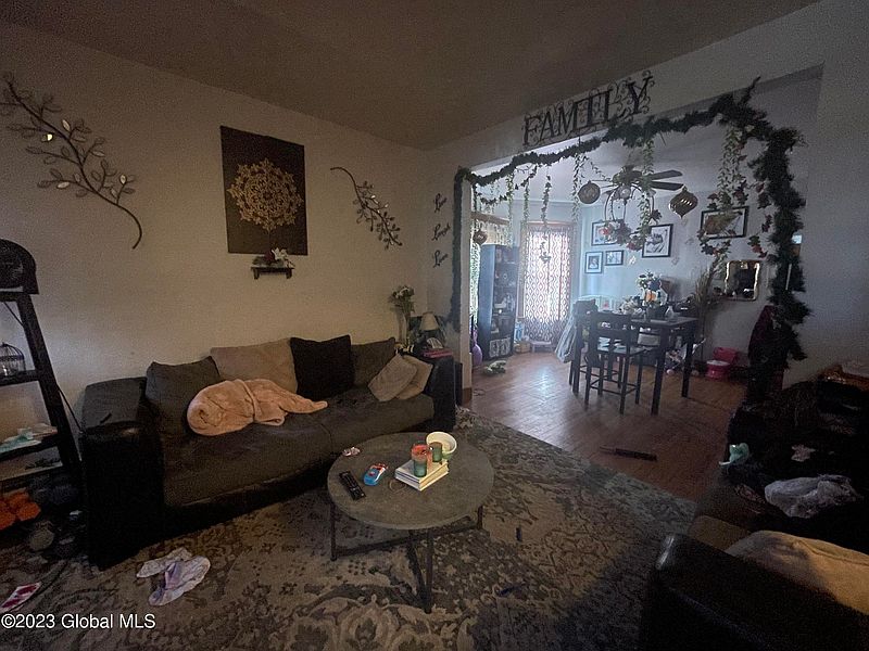 3rd image of 826 Hampton Avenue