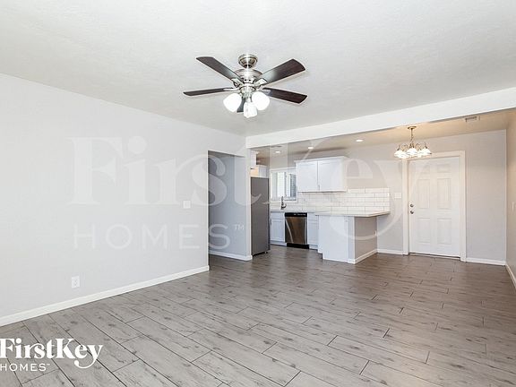 4th image of 812 E Las Palmaritas Dr