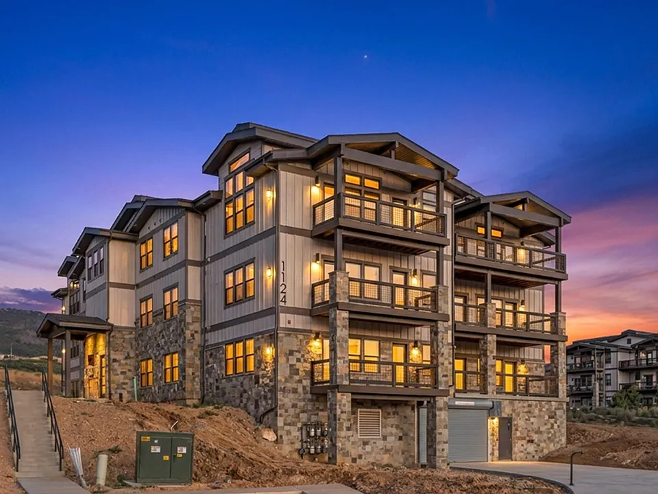 1124 W Vos Cir #201